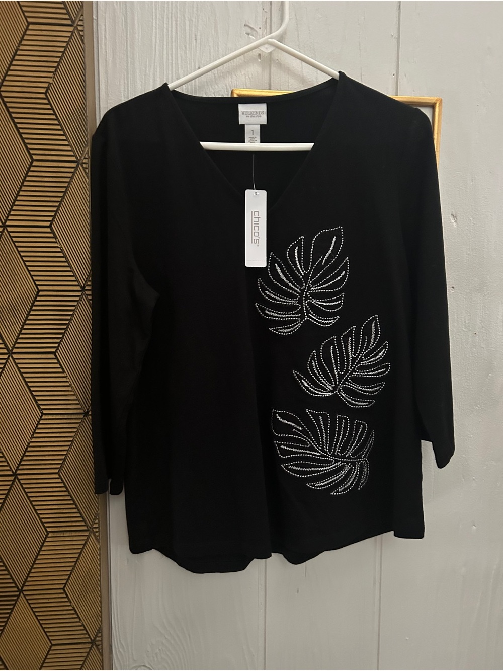 Chico's Black V-Neck 3/4 Sleeve weekends Top with embroidered Leaf Motif
